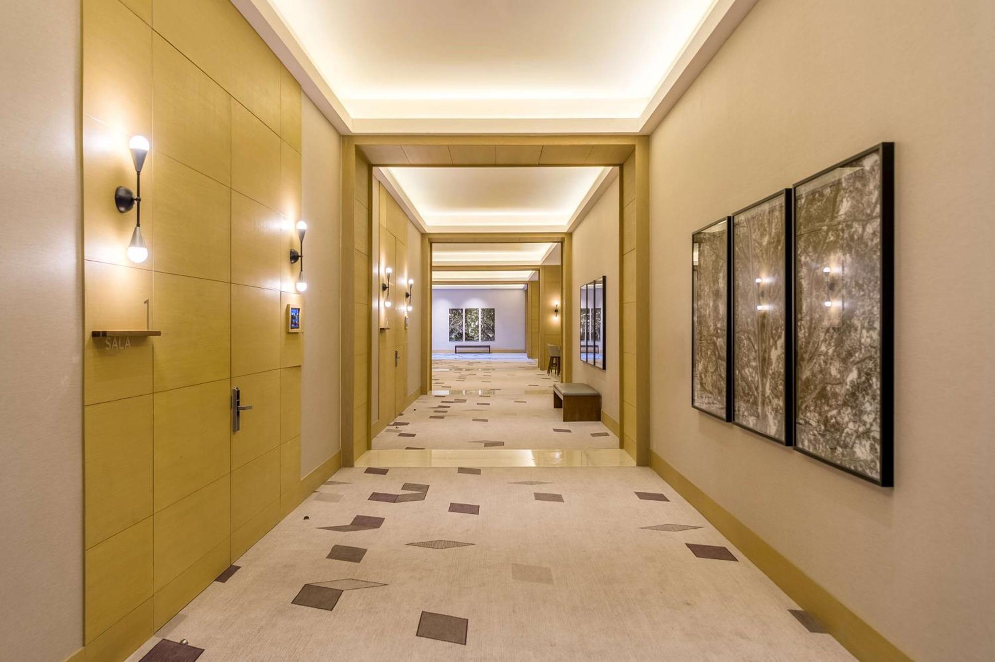 Hyatt Regency Andares Guadalajara Otel Zapopan Dış mekan fotoğraf A corridor at the Ritz-Carlton, DIFC